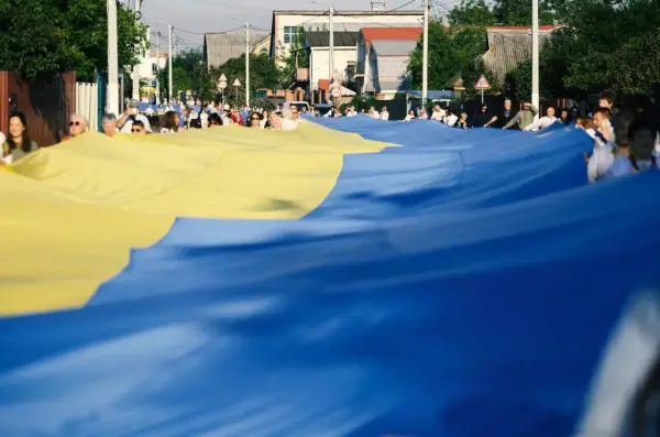 Український прапор довжиною 500 метрів встановили під Києвом, побивши рекорд