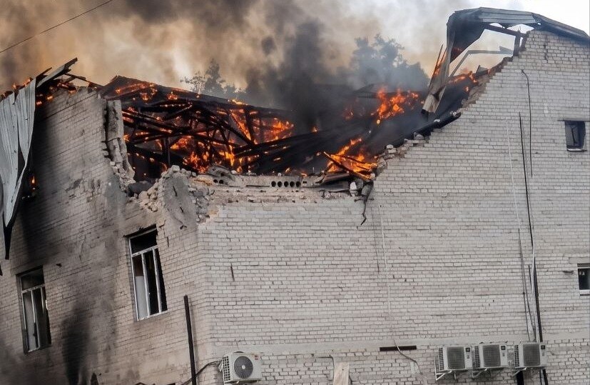 Війська рф 26 серпня двічі атакували бізнес-центр у Лозовій Харківської області. Внаслідок ударів виникла пожежа, постраждали 10 людей.