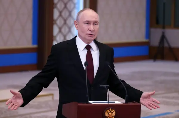 АСТАНА, КАЗАХСТАН – 29 ТРАВНЯ: Президент Росії Володимир Путін спілкується з журналістами після пленарного засідання Вищої Євразійської економічної ради у Палаці Незалежності 29 травня 2026 року в Астані, Казахстан. Під час триденного державного візиту президент Путін брав участь у саміті Євразійської економічної союзу (ЄАЕС) в Астані. Фото: Contributor/Getty Images)