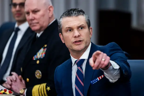 Міністр оборони США Піт Хегсет (праворуч) відповідає на запитання журналістів у Пентагоні в Арлінгтоні, штат Вірджинія, США, 24 лютого 2025 року. Хегсет захистив рішення Трампа звільнити Голову Об'єднаного комітету начальників штабів генерала Чарльза Брауна та доручив Пентагону підготуватися до скорочення бюджету на вісім відсотків протягом наступних п'яти років. EPA/JIM LO SCALZO