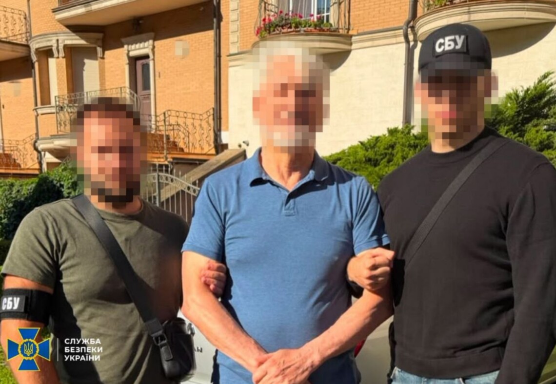 Правоохоронці викрили бізнесмена та його сина, які постачали слідчому комітету рф матеріали для облаштування антидронового захисту. Зловмисникам оголошено підору.