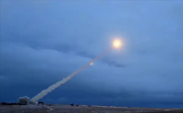 Росія готує новий тест своєї ракети з ядерним двигуном «Буревісник», яку називають «літаючим Чорнобилем», оскільки аналітики OSINT помітили допоміжні літаки та кораблі навколо архіпелагу Нова Земля в російській Арктиці. На фотографії показано випробування ракети «Буревісник» у жовтні 2019 року.