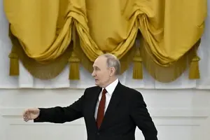 Путін не може вибити двері НАТО, тому намагається проникнути через вікно — Bloomberg