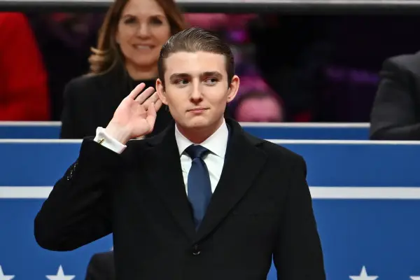 Баррон Трамп жестикулює після того, як його відзначив його батько, президент США Дональд Трамп, під час інавгураційного параду в Capital One Arena, Вашингтон, округ Колумбія, 20 січня 2025 року. (Фото ANGELA WEISS / AFP через Getty Images)