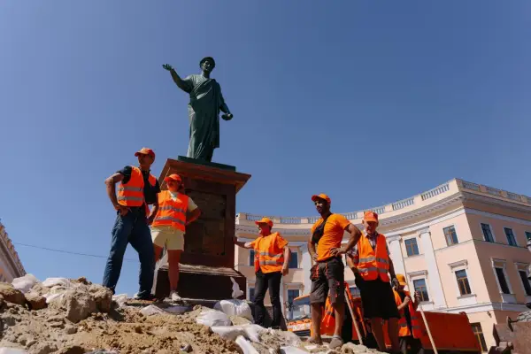 Одеса знімає мішки з піском з пам’ятника Дюку де Рішельє