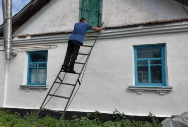 Тут ніхто не жив два роки: переселенці з Бахмута показали свій новий дім у селі (відео)