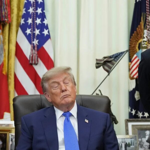 Дональда Трампа “будять” шокером: мережею ширяться конспірологічні теорії.