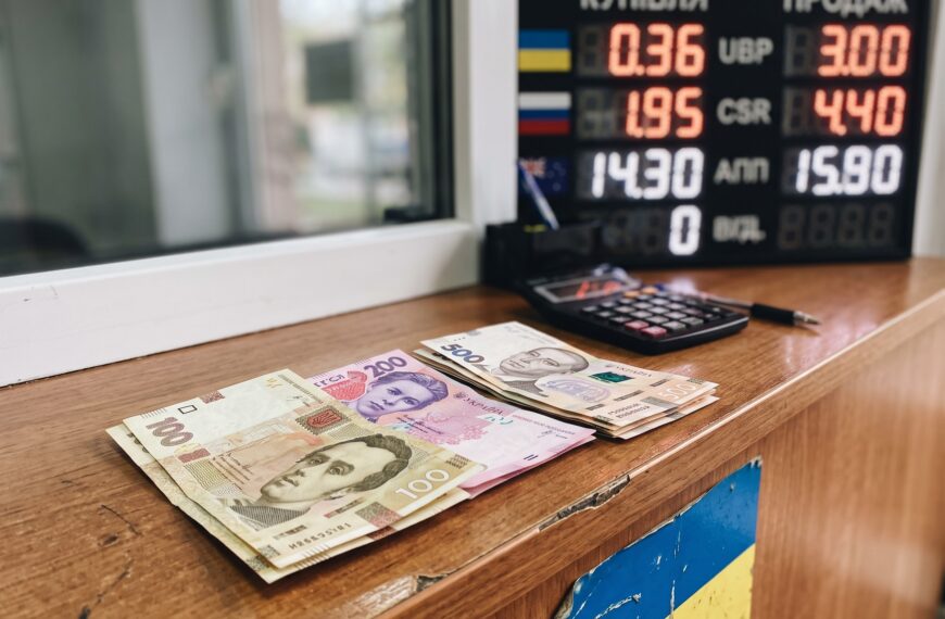 НБУ спростив купівлю валюти: українці зможуть купувати до 50 тисяч гривень на…