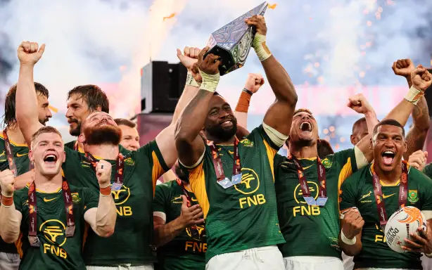 Springboks captain Siya Kolisi holds up Rugby’s Greatest Rivalry Championship Trophy after the victory against the All Blacks at M&amp;T Bank Stadium, Baltimore, on September 12, 2026. (Photo by Caean Couto / GETTY IMAGES NORTH AMERICA / Getty Images via AFP)