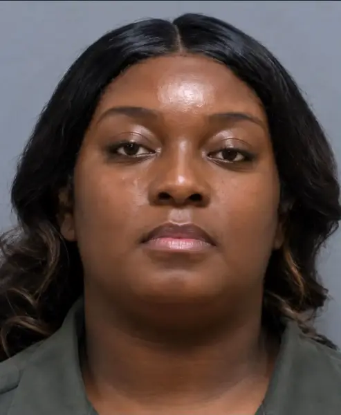 Жінку-офіцера виправної установи звільнили та заарештували за підозрою у таємному пронесенні домашніх страв для ув'язнених. Офіцера виправної установи округу Дарлінгтон, яку звинувачують у пронесенні заборонених предметів до ув'язнених, було звільнено. Сержант, керівниця зміни Матрезе Грант, була звільнена в четвер і взята під варту, за словами шерифа округу Дарлінгтон Майкла Огаста.
