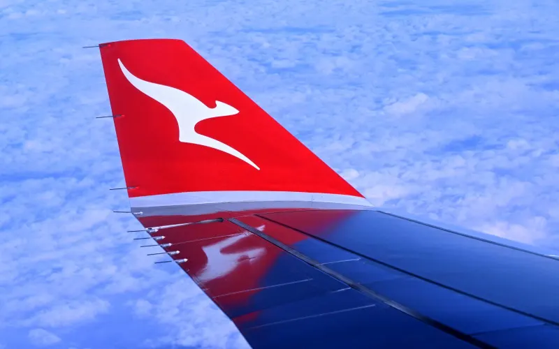Крило літака Qantas Airbus A330 під час зниження для посадки в аеропорту Сіднея 20 серпня 2023 року. (Фото: William WEST / AFP)