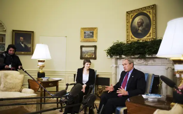 Президент США Джордж Буш (праворуч) розмовляє з пресою під час зустрічі з прем'єр-міністром Нової Зеландії Хелен Кларк 21 березня 2007 року в Овальному кабінеті.