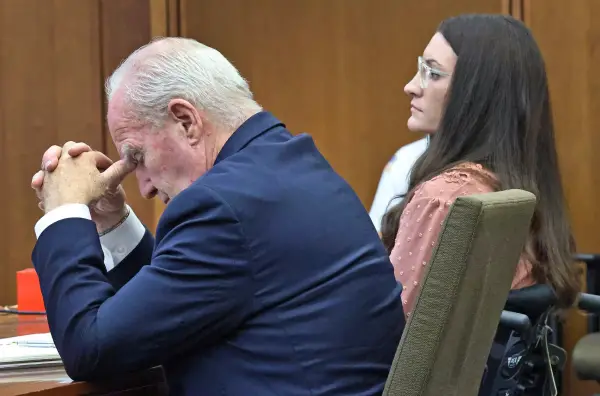 Адвокат захисту Кевін Реддінгтон, сидячи поруч зі своєю клієнткою Ліндсі Кленсі, слухає свідчення судового психолога доктора Кірка Хайльбрунна, свідка обвинувачення, під час судового процесу у справі про вбивство Кленсі в окружному суді Плімута, понеділок, 24 серпня 2026 року, у Плімуті, штат Массачусетс. (Greg Derr/The Patriot Ledger через AP, Pool)
