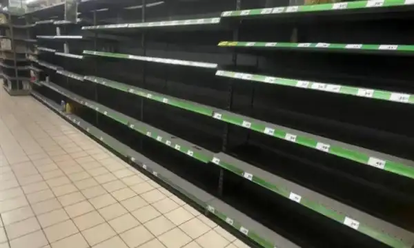 Українці масово скуповують товари першої необхідності