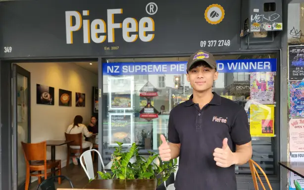 Бо Менг біля пекарні Piefee.