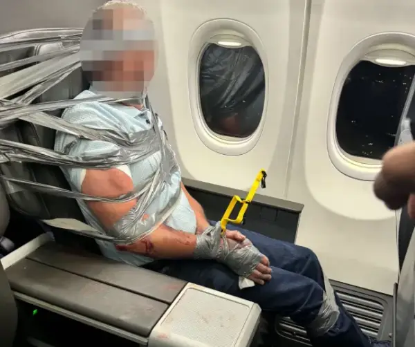 Пасажира American Airlines примотали до крісла скотчем після скандалу на борту