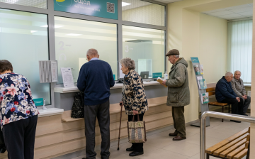 Пенсіонери в банку