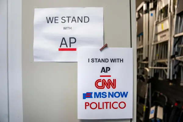 Вивіски на підтримку CNN, Politico та MSNOW у прес-брифінг-залі Джеймса С. Брейді в Білому домі у Вашингтоні, округ Колумбія, у понеділок, 21 вересня 2026 року. Три видання оголосили в понеділок, що подадуть позов для збереження доступу до території Білого дому через кілька днів після того, як президент Дональд Трамп скасував його. CNN, MS NOW та Politico спільно подадуть позов щодо заборони Білого дому, Вашингтон, округ Колумбія, США – 21 вересня 2026 року.