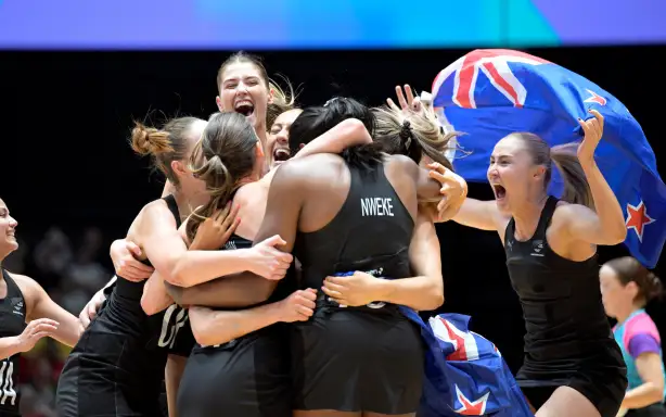 Гравчині New Zealand Silver Ferns святкують перемогу у фінальному матчі за золоту медаль, New Zealand Silver Ferns проти Ямайки, фінал Чемпіонату світу з нетболлу 2026 року в Глазго, Шотландія, неділя, 2 серпня 2026 року.