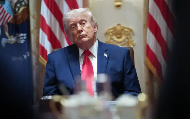 ВАШИНГТОН, ОКРУГ КОЛУМБІЯ – 27 ТРАВНЯ: Президент США Дональд Трамп слухає членів свого кабінету під час зустрічі в Кабінетному залі Білого дому 27 травня 2026 року у Вашингтоні, округ Колумбія. Трамп зустрічається зі своїм кабінетом через кілька днів після заяви про те, що мирна угода з Іраном «значною мірою узгоджена» на тлі очікувань щодо відкриття Ормузької протоки. Він МакНамі/Getty Images/AFP (Фото ВІНА МакНАМІ / GETTY IMAGES NORTH AMERICA / Getty Images через AFP)