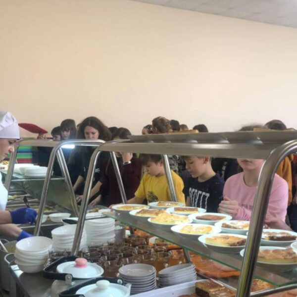 Школи не годують дітей: батьки скаржаться на харчування