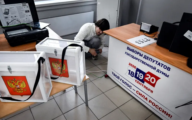 Технік встановлює обладнання на виборчій дільниці напередодні майбутніх виборів до Державної Думи Росії (нижньої палати парламенту Росії) у центрі Москви 17 вересня 2026 року. Росія обиратиме Думу з 18 по 20 вересня 2026 року. (Фото: Олександр НЕМЕНОВ / AFP)