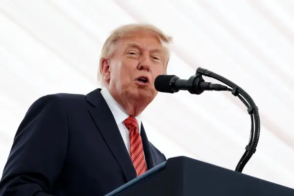 Президент США Дональд Трамп виступає з промовою перед персоналом посольства США та бізнес-лідерами в резиденції Дірфілд 12 вересня 2026 року в Дубліні, Ірландія. Президент США Дональд Трамп перебуває з дводенним недержавним візитом до Ірландії.