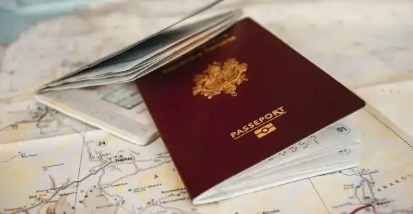 Троє людей у світі подорожують без паспортів