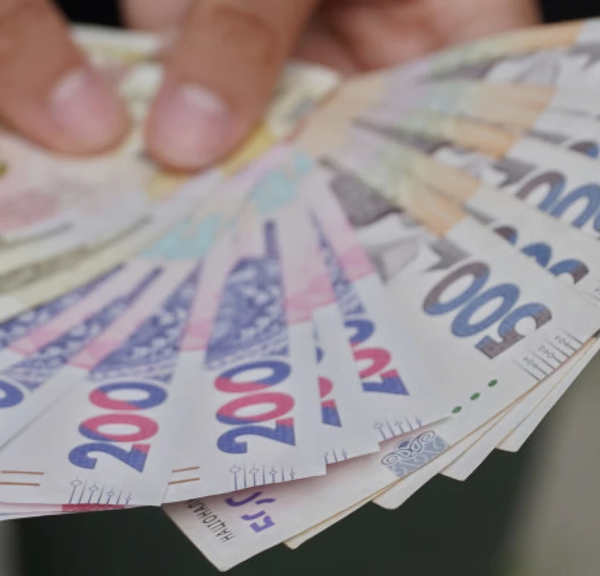 Українцям уріжуть виплати, а податки підвищать