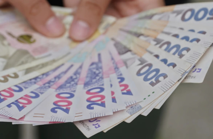 Українцям уріжуть виплати, а податки підвищать