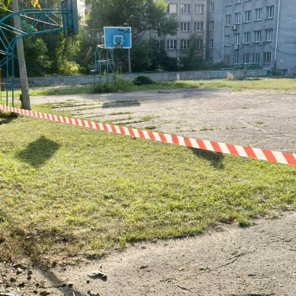 Ворог пошкодив шкільний стадіон у Дніпрі у перший день навчального року