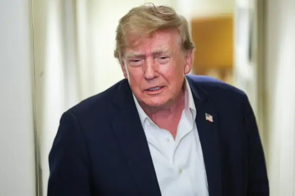 В польоті – 13 вересня: Президент США Дональд Трамп розмовляє з журналістами на борту Air Force One під час повернення з Ірландії до Об'єднаної бази Ендрюс, Меріленд, 13 вересня 2026 року. Президент Трамп спілкувався з журналістами про свою поїздку до Ірландії та низку інших тем, включаючи прогрес у сфері ШІ, Україну та проміжні вибори. (Фото Анни Манімейкер/Getty Images)