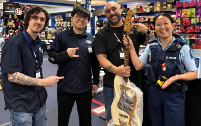 Зображення, опубліковане поліцією на сторінці North Shore, Rodney &amp; West Auckland police, із зображенням гітари, обробленої ШІ.