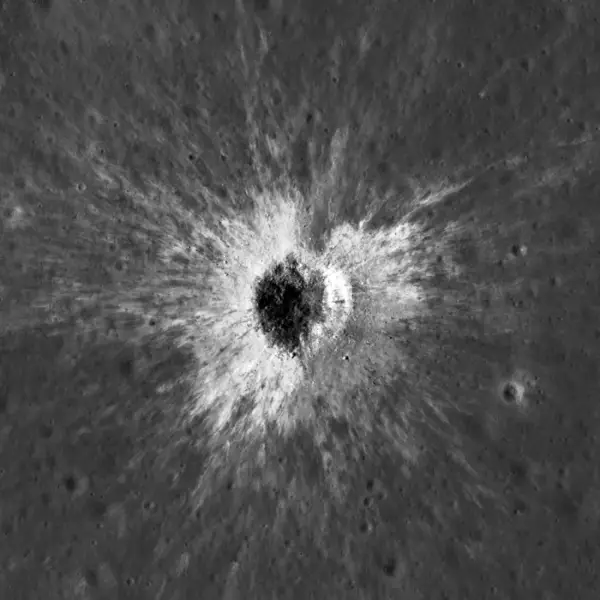Ця фотографія, опублікована 16 вересня 2026 року NASA, показує новий кратер на поверхні Місяця, знятий камерою Місячного розвідувального орбітального апарату. Американський дослідник Роберт Вагнер з Місячного розвідувального орбітального апарату NASA (LRO) виявив величезний кратер, що нещодавно утворився на поверхні Місяця, завдяки зображенням з зонда NASA, «подія, що трапляється раз на століття», за словами вчених. Названий «МакГетчін», 222-метровий (приблизно 728 футів) кратер, як вважають, був спричинений ударом комети або астероїда по місячній поверхні навесні 2024 року, пояснює NASA. (Фото: Handout / NASA / AFP via Getty Images) / ОБМЕЖЕНЕ ВИКОРИСТАННЯ ЛИШЕ В РЕДАКЦІЙНИХ ЦІЛЯХ — ОБОВ'ЯЗКОВЕ ЗАЗНАЧЕННЯ "AFP PHOTO / NASA" — HANDOUT — БЕЗ МАРКЕТИНГУ ТА РЕКЛАМНИХ КАМПАНІЙ — РОЗПОВСЮДЖУЄТЬСЯ ЯК ПОСЛУГА КЛІЄНТАМ