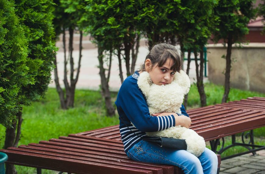 Українським дітям пропонують надати статус осіб, що зазнали шкоди через військові дії