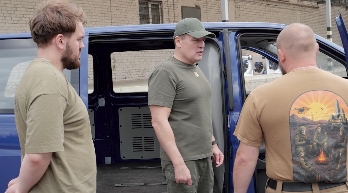 'Українська команда' передала мікроавтобус 428 полку безпілотних систем 'Тінь'