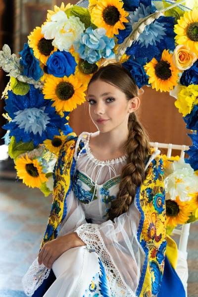 Аліна в образі перфомансу