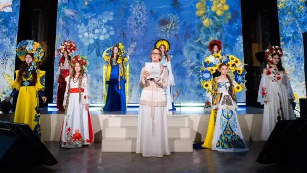 перфоманс на сцені саміту