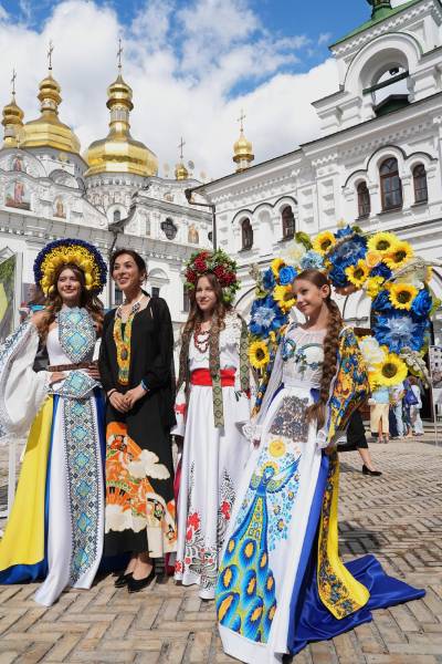 учасниці перфомансу на тлі храму