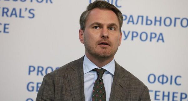 Зеленський звільнив Кравченка