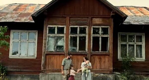 Родина перетворила занедбану карпатську хату на затишне житло