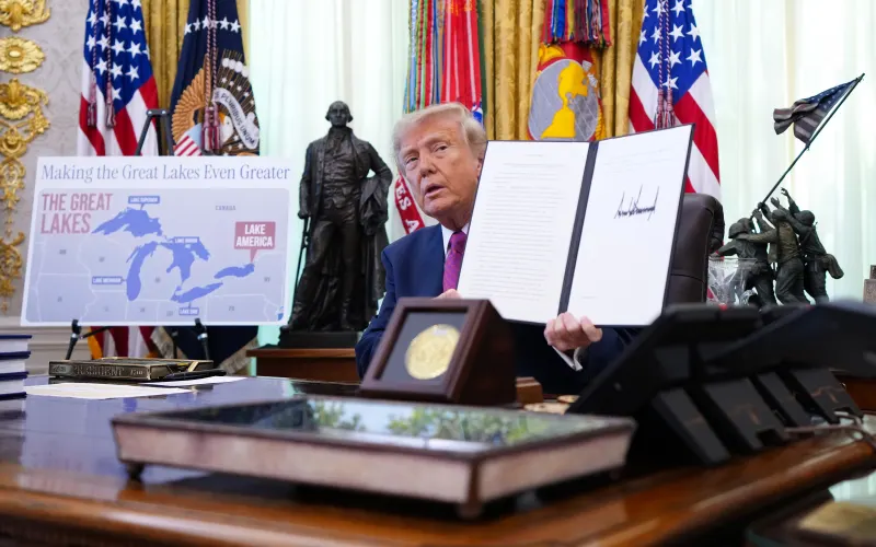 Президент США Дональд Трамп демонструє підписаний указ про перейменування озера Онтаріо на «Озеро Америка» на тлі триваючої торгової війни між США та Канадою.
