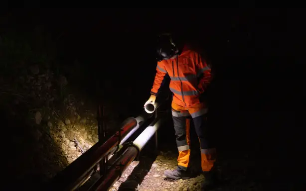 Генеральний менеджер KiwiRail Wellington Metro Енді Лайон оглядає місце, де злодії розрізали металеві труби, щоб викрасти мідні кабелі