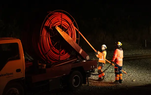 Працівники KiwiRail ремонтують ділянки залізничної лінії Вайрарапа, пошкоджені злодіями