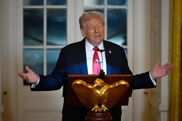 Президент Дональд Трамп виступає на вечері для донорів, які зробили внесок у будівництво нового бального залу в Білому домі, середа, 15 жовтня 2025 року, у Вашингтоні. (Фото AP/Джон МакДоннелл)