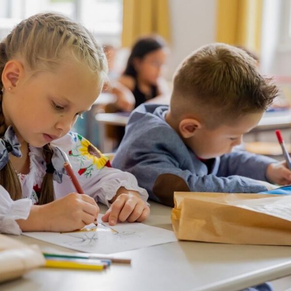 Київські школярі з вересня навчатимуться у дві зміни та в укриттях