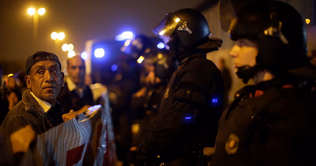 Люди протестують біля центру утримання мігрантів у Барселоні, Іспанія, 24 жовтня 2016 року