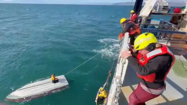 Підліток вижив два дні в морі Аляски на перекинутому човні