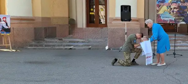 Фотовиставка “Емоції в очах жінки” вшанувала пам’ять Захисників України