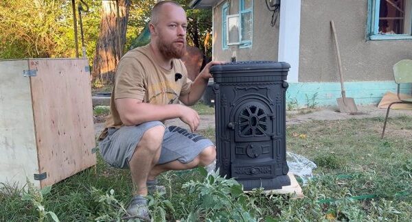 Чоловік вдихнув життя в 100-річну хату-мазанку біля Дністра